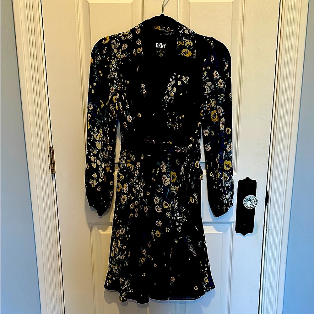 DKNY 4P Women's Floral Wrap Dress - Black with Modern Floral Pattern
